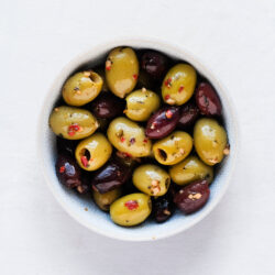 Org chilli, cumin & garlic in a bowl