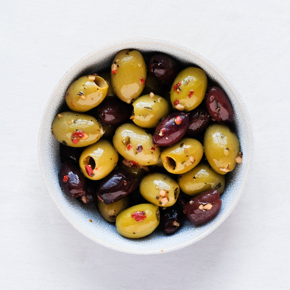 Org chilli, cumin & garlic in a bowl
